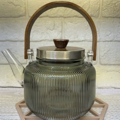 قوری پیرکس دودی با در و دسته چوبی فریم استیل مدل راه راه – ۸۵۰ میلی‌لیتر 🍵
