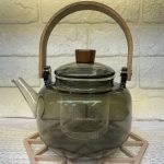 قوری پیرکس دودی دسته چوبی