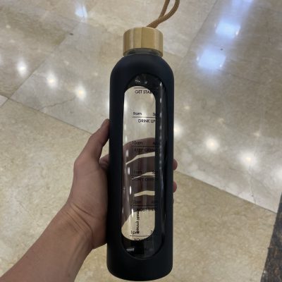 بطری آب شیشه‌ای دنی هوم (Danny Home) با نشانگر زمان – رنگ مشکی