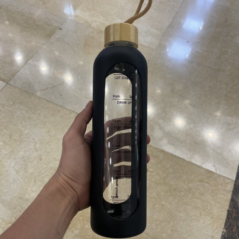بطری آب شیشه‌ای دنی هوم (Danny Home) با نشانگر زمان – رنگ مشکی