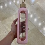 بطری آب شیشهای دنی هوم (Danny Home) با نشانگر زمان – رنگ صورتی