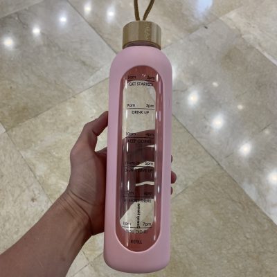 بطری آب شیشه‌ای دنی هوم (Danny Home) با نشانگر زمان – رنگ صورتی