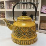 کتری لعابی ۲.۵ لیتری وارداتی زرد با طرح نقوش هندسی