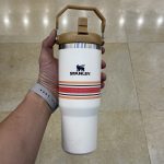 خرید ماگ نیدار استنلی STANLEY مدل IceFlow ظرفیت ۸۸۷ میلیلیتر – سفید درب شتری