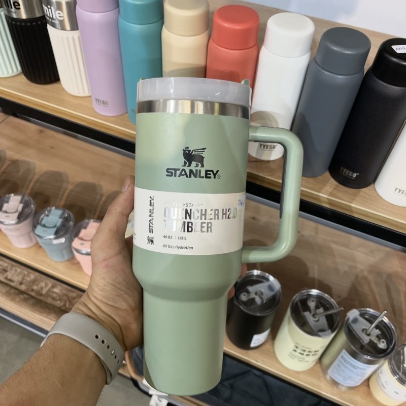 ماگ استنلی Quencher H2.O Tumbler دسته‌دار 1.18 لیتر سبز