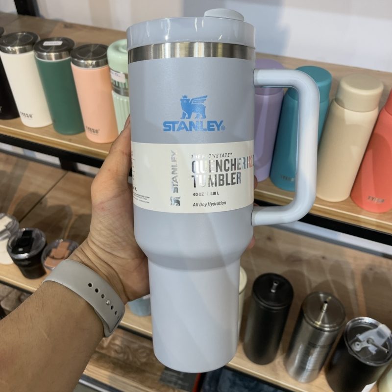 ماگ استنلی Quencher H2.O Tumbler دسته‌دار 1.18 لیتر طوسی