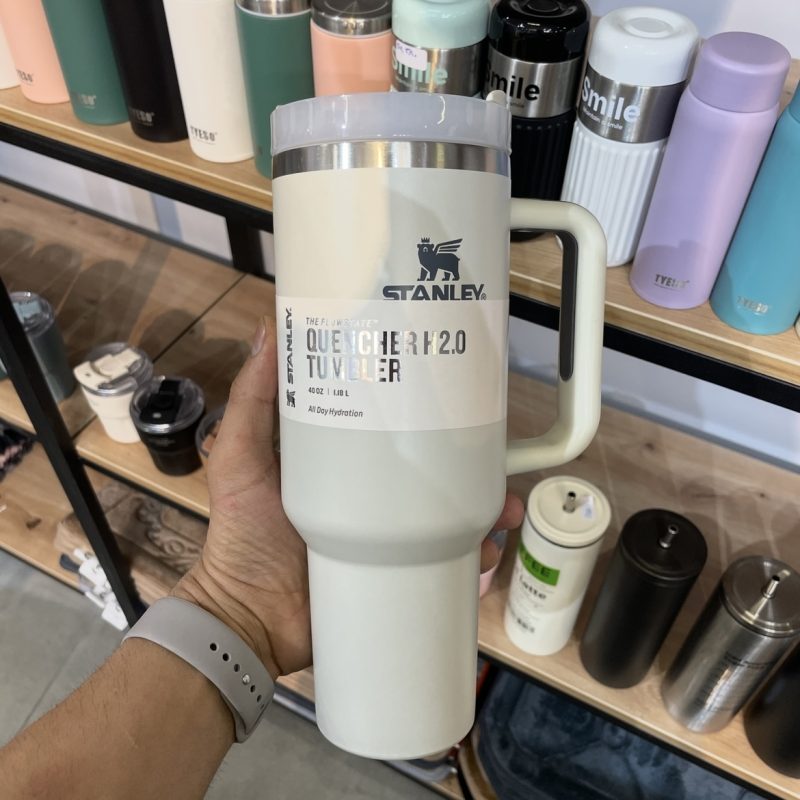 ماگ استنلی Quencher H2.O Tumbler دسته‌دار 1.18 لیتر (کرم شیری)