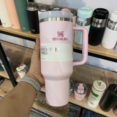 ماگ استنلی Quencher H2.O Tumbler دسته‌دار 1.18 لیتر صورتی