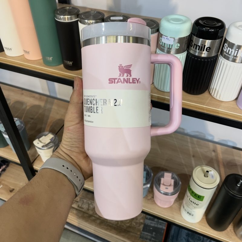 ماگ استنلی Quencher H2.O Tumbler دسته‌دار 1.18 لیتر صورتی