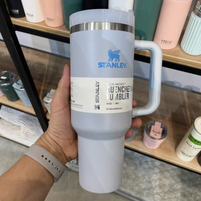 ماگ استنلی Quencher H2.O Tumbler دسته‌دار 1.18 لیتر رنگ sky blue
