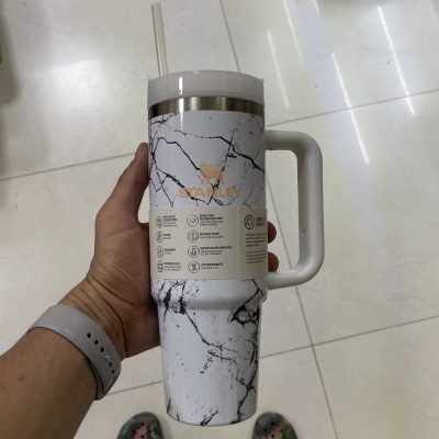 ماگ استنلی Quencher H2.O Tumbler 887 میل – سفید مرمری