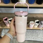 ماگ استنلی مدل Iceflow Flip Straw Tumbler گنجایش 0.88 لیتر – رنگ صورتی روشن