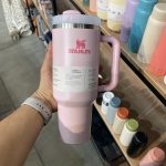تراول ماگ استنلی تامبلر مدل Quencher H2 ظرفیت 1.18 لیتر صورتی