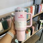 تراول ماگ استنلی تامبلر مدل Quencher H2 ظرفیت 1.18 لیتر صورتی