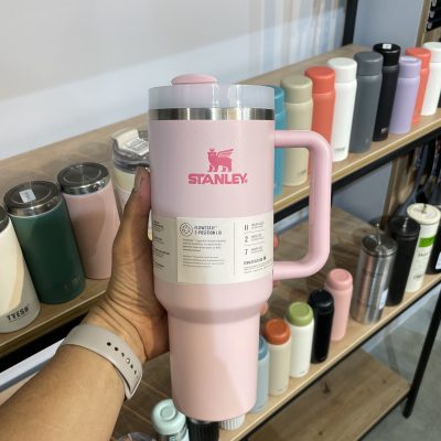 تراول ماگ استنلی تامبلر مدل Quencher H2 ظرفیت 1.18 لیتر صورتی