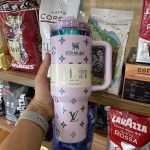 تراول ماگ استنلی تامبلر Quencher H2.O طرح لویی ویتون بنفش یاسی (۱.۱۸ لیتر)