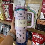 تراول ماگ استنلی تامبلر Quencher H2.O طرح لویی ویتون بنفش یاسی (۱.۱۸ لیتر)