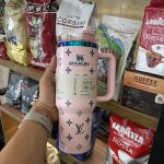 تراول ماگ استنلی تامبلر Quencher H2.O طرح لویی ویتون صورتی (۱.۱۸ لیتر)