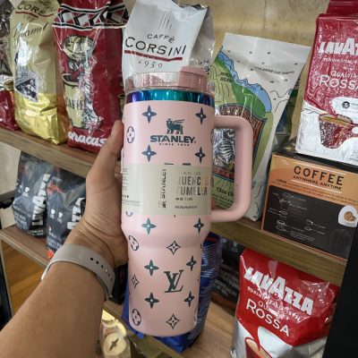 تراول ماگ استنلی تامبلر Quencher H2.O طرح لویی ویتون صورتی (۱.۱۸ لیتر)