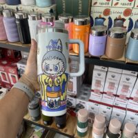 ماگ استنلی لبوبو دسته‌دار مدل QUENCHER H2.O Tumbler – رنگ کرم | ظرفیت ۱.۱۸ لیتر