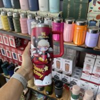 ماگ استنلی طرح Classic Mickey دسته‌دار مدل QUENCHER H2.O Tumbler – رنگ قرمز | ظرفیت ۱.۱۸ لیتر