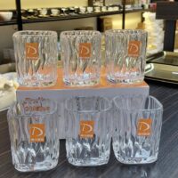 نیم لیوان چهارگوش موجدار برند دلی Deli | بسته ۶ عددی 🌟 شیک، مدرن و کاربردی برای مصرف روزمره نیم لیوان‌ها یکی از پرکاربردترین ظروف برای نوشیدنی‌های کوچک، دمنوش یا شیر صبحانه هستند. نیم لیوان چهارگوش موجدار برند دلی Deli با طراحی چهارگوش و سطح موجدار روی بدنه، ترکیبی از زیبایی و کارایی را به میز شما اضافه می‌کند و تجربه نوشیدن را جذاب و مدرن‌تر می‌سازد. 🔹 ویژگی‌های نیم لیوان چهارگوش موجدار دلی طراحی چهارگوش و موجدار سطح بدنه با طرح موجدار هندسی تزئین شده که جلوه‌ای مدرن و خاص به میز شما می‌دهد. این طراحی باعث می‌شود نگهداری و شست‌وشوی نیم لیوان آسان باشد و جلوه‌ای متفاوت داشته باشد. جنس بلور درجه یک بدنه نیم لیوان از بلور شفاف و باکیفیت ساخته شده است که مقاومت مناسبی در برابر حرارت و ضربه‌های جزئی ارائه می‌دهد. این کیفیت باعث حفظ ظاهر و طعم واقعی نوشیدنی‌ها می‌شود. حجم مناسب برای نوشیدنی‌های کوچک حجم: ۲۰۰ میلی‌لیتر این ظرفیت برای شیر، دمنوش، قهوه یا آبمیوه بسیار مناسب است و تجربه‌ی نوشیدن دلنشینی فراهم می‌کند. بسته‌بندی شش عددی تعداد در بسته: ۶ عدد این بسته‌بندی برای استفاده خانگی، مهمانی‌های کوچک یا هدیه دادن گزینه‌ای ایده‌آل است. 📊 مشخصات فنی ویژگی توضیحات برند Deli مدل چهارگوش موجدار تعداد ۶ عدد جنس بدنه بلور درجه یک حجم ۲۰۰ میلی‌لیتر ابعاد ۸.۱ × ۶.۴ سانتی‌متر شکل چهارگوش طرح موجدار هندسی کشور سازنده چین بسته‌بندی ۶ عددی 💎 مزایا و کاربردها ✅ طراحی مدرن و شیک برای میزهای خانگی و اداری ✅ مناسب برای نوشیدنی‌های کوچک، دمنوش، قهوه و آبمیوه ✅ بسته‌بندی ۶ عددی برای استفاده روزمره و مهمانی ✅ جنس بلور باکیفیت و شفاف، مقاوم و بادوام ✅ قابل استفاده در محیط‌های خانگی، رستوران و کافی‌شاپ 🧴 نکات نگهداری قبل از استفاده، نیم لیوان‌ها را با آب ولرم و مواد شوینده ملایم شست‌وشو دهید. از ضربه و سقوط ناگهانی جلوگیری کنید تا ترک یا شکستگی ایجاد نشود. امکان شست‌وشو در ماشین ظرف‌شویی با درجه حرارت معمولی وجود دارد، اما برای طول عمر بیشتر توصیه می‌شود با دست شسته شود. 🚚 روش‌های ارسال و زمان تحویل 📦 پست پیشتاز: ارسال به سراسر ایران 🚀 اسنپ‌باکس / تپسی‌باکس: تحویل فوری در تهران 📦 تیپاکس / پینکس: پرداخت در محل برای شهرستان‌ها ⏳ مدت زمان تحویل: 📍 تهران: ۲ تا ۵ روز کاری 📍 سایر شهرها: ۳ تا ۷ روز کاری 💬 جمع‌بندی و دعوت به خرید نیم لیوان چهارگوش موجدار برند دلی Deli، ترکیبی از طراحی مدرن، کیفیت بلور درجه یک و حجم مناسب است. با بسته ۶ عددی، نوشیدنی‌های شما جلوه‌ای شیک و مرتب خواهند داشت و استفاده روزمره یا هدیه دادن به دوستان و خانواده آسان می‌شود. 📞 برای سفارش و مشاوره خرید: 021-66222963 | 09127083788 🛒 همین حالا از فروشگاه اوتهران تهیه کنید و تجربه‌ای متفاوت از نوشیدن را به میز خود بیاورید! 🔑 کلمه کلیدی اصلی نیم لیوان چهارگوش موجدار دلی Deli 🔍 کلمات کلیدی پیشنهادی نیم لیوان شیشه‌ای ۶ عددی Deli نیم لیوان چهارگوش موجدار Deli نیم لیوان بلور شفاف Deli بسته ۶ عددی نیم لیوان دلی نیم لیوان مدرن و شیک برای میز 📝 توضیح متا (Meta Description)