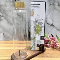 ویژگی توضیحات برند دنی‌هوم (Danny Home) مدل بطری شیشه‌ای درب بامبو ظرفیت ۱۰۰۰ میلی‌لیتر جنس بدنه شیشه بوروسیلیکات مقاوم جنس درب چوب بامبو با آب‌بندی سیلیکونی رنگ شفاف ویژگی‌ها ضد نشت، مناسب نوشیدنی‌های گرم و سرد ابعاد ۷.۸ × ۲۹ سانتی‌متر وزن حدود ۵۳۰ گرم کشور مبدا برند چین
