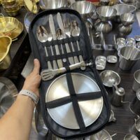 ست ظروف مسافرتی 10 پارچه استیل 2 نفره سیلور اگر به دنبال ترکیبی از زیبایی و کارایی در سفرها، پیک‌نیک‌ها یا طبیعت‌گردی هستید، ست ظروف مسافرتی ۱۰ پارچه استیل طلایی انتخابی بی‌نقص برای شماست. این ست با طراحی لوکس طلایی، کیفیت ساخت بالا و وزن سبک، تمام نیازهای شما در سفر را تأمین می‌کند. با داشتن این مجموعه، می‌توانید غذاهای خود را در هر مکانی با نظم، تمیزی و ظاهری شیک سرو کنید. 📋 جدول مشخصات فنی ست ظروف مسافرتی استیل طلایی ویژگی توضیحات برند Silver Gold (سیلور گلد) مدل ست ظروف مسافرتی ۲ نفره لوکس جنس ظروف استیل ضد زنگ 304 با پوشش طلایی براق تعداد قطعات 10 پارچه اصلی + کیف حمل اقلام داخل بسته 2 عدد بشقاب استیل سایز 20 2 عدد قاشق غذاخوری 2 عدد چنگال 2 عدد کارد استیل 1 عدد انبر 1 عدد قاشق چایخوری جمع کل اقلام با کیف 11 تکه رنگ ظروف طلایی براق (Gold Finish) وزن کلی سبک و مناسب برای حمل کیف حمل کیف زیپی ضدآب با جای مخصوص هر قطعه ویژگی خاص ضد زنگ، ضد خش، مقاوم در برابر تغییر رنگ کشور سازنده چین (وارداتی) 🌟 ویژگی‌ها و مزایای ست ظروف مسافرتی استیل طلایی 💎 طراحی لوکس و مدرن رنگ طلایی براق با جلوه‌ای چشم‌نواز که حس لوکس بودن و ظرافت را به سفر شما می‌آورد. 🛡 استیل ضد زنگ 304 باکیفیت بالا این جنس، مقاوم در برابر رطوبت، زنگ‌زدگی و خط‌وخش است و برای استفاده طولانی‌مدت ایده‌آل می‌باشد. 🎒 قابل حمل و جمع‌وجور کیف مخصوص ضدآب با محفظه‌های جداگانه، مانع از آسیب دیدن ظروف در هنگام جابه‌جایی می‌شود. 🏕 کاربردی برای تمام موقعیت‌ها مناسب برای کمپ، پیک‌نیک، سفر، محل کار یا حتی استفاده روزمره در خانه و خودرو. 🌿 دوستدار محیط‌زیست با این ست، نیازی به ظروف پلاستیکی یا یک‌بار مصرف نخواهید داشت. 🍽 کاربردهای ست ظروف مسافرتی 10 پارچه طلایی سفرهای خانوادگی و طبیعت‌گردی کمپینگ و کوهنوردی استفاده در محل کار یا دانشگاه هدیه‌ای خاص و شیک برای علاقه‌مندان به سفر 🧼 نکات نگهداری و شست‌وشو پیش از اولین استفاده، ظروف را با آب گرم و مایع ملایم بشویید. پس از شست‌وشو، ظروف را خشک کنید تا درخشندگی طلایی آن حفظ شود. از شست‌وشو با اسکاچ زبر یا مواد اسیدی خودداری کنید. برای حفظ رنگ طلایی، بهتر است با دست شسته شوند و در ماشین ظرفشویی قرار نگیرند. پس از استفاده، ظروف را در کیف مخصوص نگهداری کنید. 🚚 روش ارسال و زمان تحویل 📦 پست پیشتاز: ارسال به سراسر ایران 🚀 اسنپ‌باکس / تپسی‌باکس: تحویل فوری در تهران 📦 تیپاکس / پینکس: پرداخت در محل برای شهرستان‌ها ⏳ مدت زمان تحویل: 📍 تهران: ۲ تا ۵ روز کاری 📍 سایر شهرها: ۳ تا ۷ روز کاری 🛍 خرید ست ظروف مسافرتی طلایی از فروشگاه اوتهران با خرید از EvTehran (اوتهران)، هم زیبایی را تجربه می‌کنید و هم از اصالت و کیفیت کالا مطمئن خواهید بود. ✔️ ضمانت اصالت کالا ✔️ ارسال سریع و ایمن ✔️ قیمت رقابتی ✔️ پشتیبانی قبل و بعد از خرید 📞 شماره تماس: ☎️ 021-66222963 | 📱 09127083788 🌐 خرید آنلاین: evtehran.ir 🔍 سئو محصول Main Keyword: ست ظروف مسافرتی 10 پارچه استیل طلایی Related Keywords: ظروف مسافرتی استیل طلایی ست قاشق و چنگال طلایی ست ظروف کمپینگ لوکس ظروف استیل دو نفره ست پیک‌نیک استیل ضد زنگ 📝 Meta Description ست ظروف مسافرتی 10 پارچه استیل 2 نفره طلایی با طراحی لوکس، رنگ طلایی براق و کیف ضدآب. شامل بشقاب، قاشق، چنگال، کارد و انبر. مناسب برای سفر، کمپینگ و هدیه. خرید از evtehran.ir