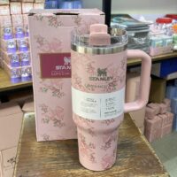 ماگ دسته‌دار استنلی گلدار صورتی پاپیونی 1.18 لیتر | مدل Quencher Tumbler H2.0