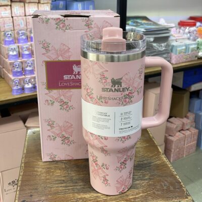 ماگ دسته‌دار استنلی گلدار صورتی پاپیونی 1.18 لیتر | مدل Quencher Tumbler H2.0