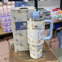 ماگ دسته‌دار استنلی گلدار آبی پاپیونی 1.18 لیتر | مدل Quencher Tumbler H2.0