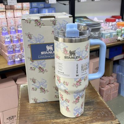 ماگ دسته‌دار استنلی گلدار آبی پاپیونی 1.18 لیتر | مدل Quencher Tumbler H2.0