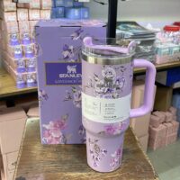 ماگ دسته‌دار استنلی گلدار بنفش (یاسی) 1.18 لیتر | مدل Quencher Tumbler H2.0