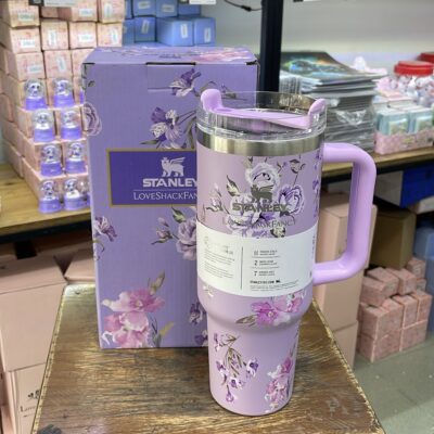 ماگ دسته‌دار استنلی گلدار بنفش (یاسی) 1.18 لیتر | مدل Quencher Tumbler H2.0