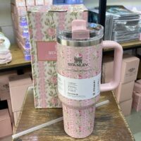 ماگ دسته‌دار استنلی گلدار شکوفه صورتی 1.18 لیتر | مدل Quencher Tumbler H2.0