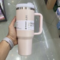ماگ دسته‌دار استنلی مدل Quencher Tumbler H2.0 ظرفیت 1.2 لیتر – رنگ گلبهی