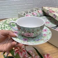 ست چایخوری ۱۲ پارچه گل‌دار کد 6149 | فنجان و نعلبکی چینی طرح زمینه سبز با گل‌های صورتی و بنفش