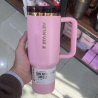 ماگ استنلی دسته‌دار درب ضد نشتی ۱.۱۸ لیتر رنگ صورتی گرید A اورجینال | تامبلر لوگو عمودی