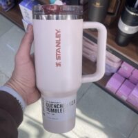 ماگ استنلی دسته‌دار درب ضد نشتی ۱.۱۸ لیتر رنگ صورتی روشن گرید A اورجینال | تامبلر لوگو عمودی