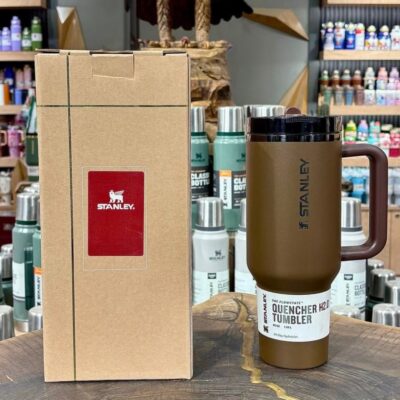 تراول ماگ اورجینال استنلی قهوه‌ای مدل تامبلر 40oz بدون نشتی | لوگو عمودی