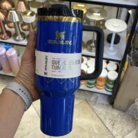 تراول ماگ استنلی دسته‌دار 1.18 لیتر طرحدار آبی NAVY BLUE