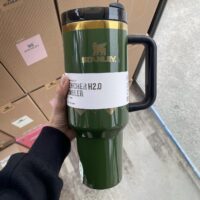تراول ماگ استنلی دسته‌دار 1.18 لیتر طرح دکوکالکشن سبز