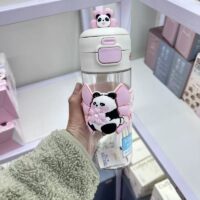 قمقمه دیلر ساکورا پاندا ۶۰۰ میل مدل D2517 | بطری تریتان نی‌دار با استیکر برجسته سیلیکونی