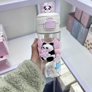 قمقمه دیلر ساکورا پاندا ۶۰۰ میل مدل D2517 | بطری تریتان نی‌دار با استیکر برجسته سیلیکونی