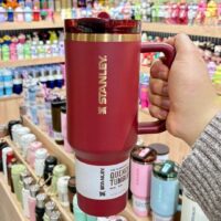 تراول ماگ اورجینال استنلی قرمز دور طلایی مدل تامبلر 40oz بدون نشتی | لوگو عمودی
