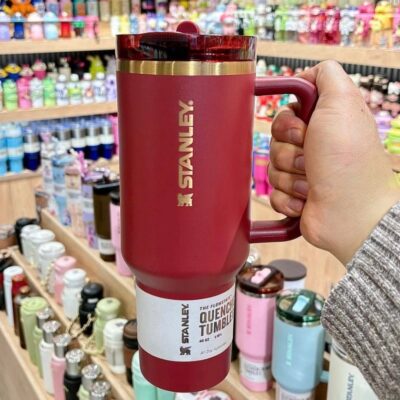 تراول ماگ اورجینال استنلی قرمز دور طلایی مدل تامبلر 40oz بدون نشتی | لوگو عمودی