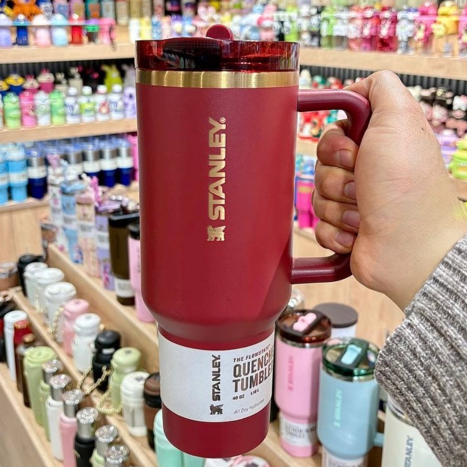 تراول ماگ اورجینال استنلی قرمز دور طلایی مدل تامبلر 40oz بدون نشتی | لوگو عمودی تراول ماگ اورجینال استنلی قرمز دور طلایی مدل تامبلر 40oz بدون نشتی | لوگو عمودی