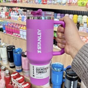 تراول ماگ اورجینال استنلی سرخابی مدل تامبلر 40oz بدون نشتی | لوگو عمودی