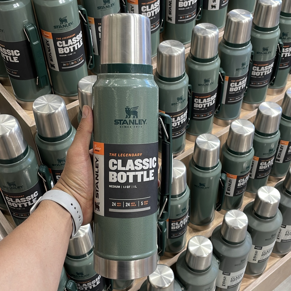 فلاسک استنلی کلاسیک سبز 1 لیتری اصل | Stanley Classic Legendary Bottle 1L فلاسک استنلی کلاسیک سبز 1 لیتری اصل | Stanley Classic Legendary Bottle 1L